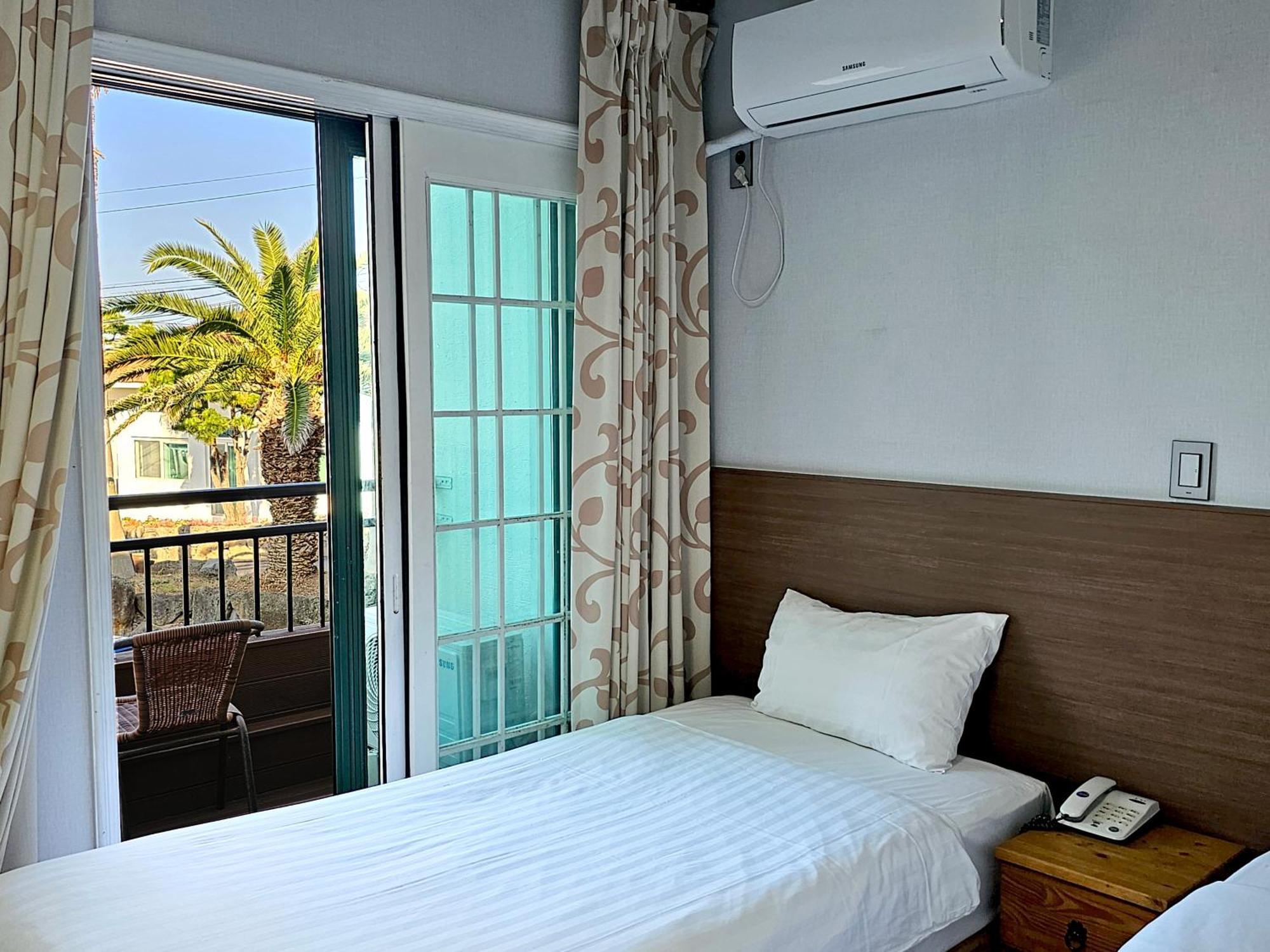 Sea Cliff Hotel Jeju Eksteriør billede